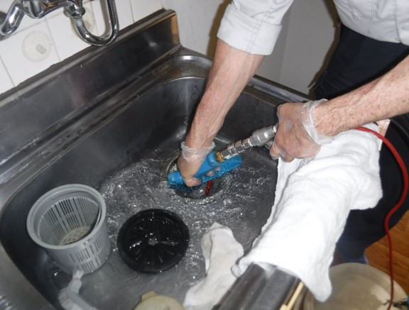 マンションの排水管詰まりを即日解決!キッチン・トイレのトラブル対応