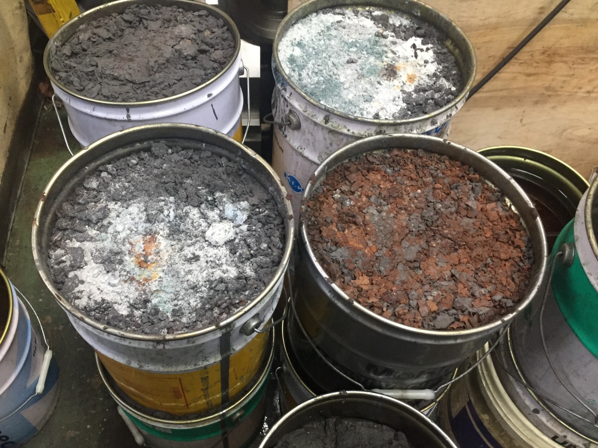 【汚泥の処理費用は？】汚泥処理費用が変動する要因や削減する方法を解説